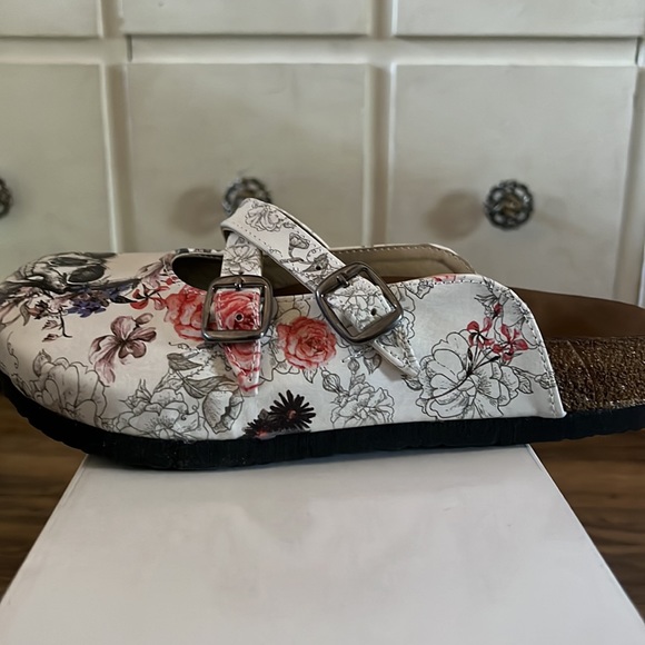 Cella-Painted floral Skull cross-strap mule white/pink design-NIB LAST PAIR!!! - Picture 9 of 10